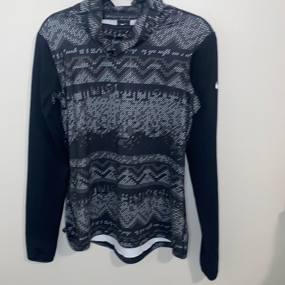 🪼Grey, black and white patterned long sleeved Nike Dri-fit! - Picture 2 of 9
